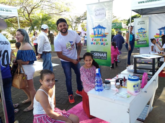 FAMÍLIA NA PRAÇA REÚNE CENTENAS DE PESSOAS.